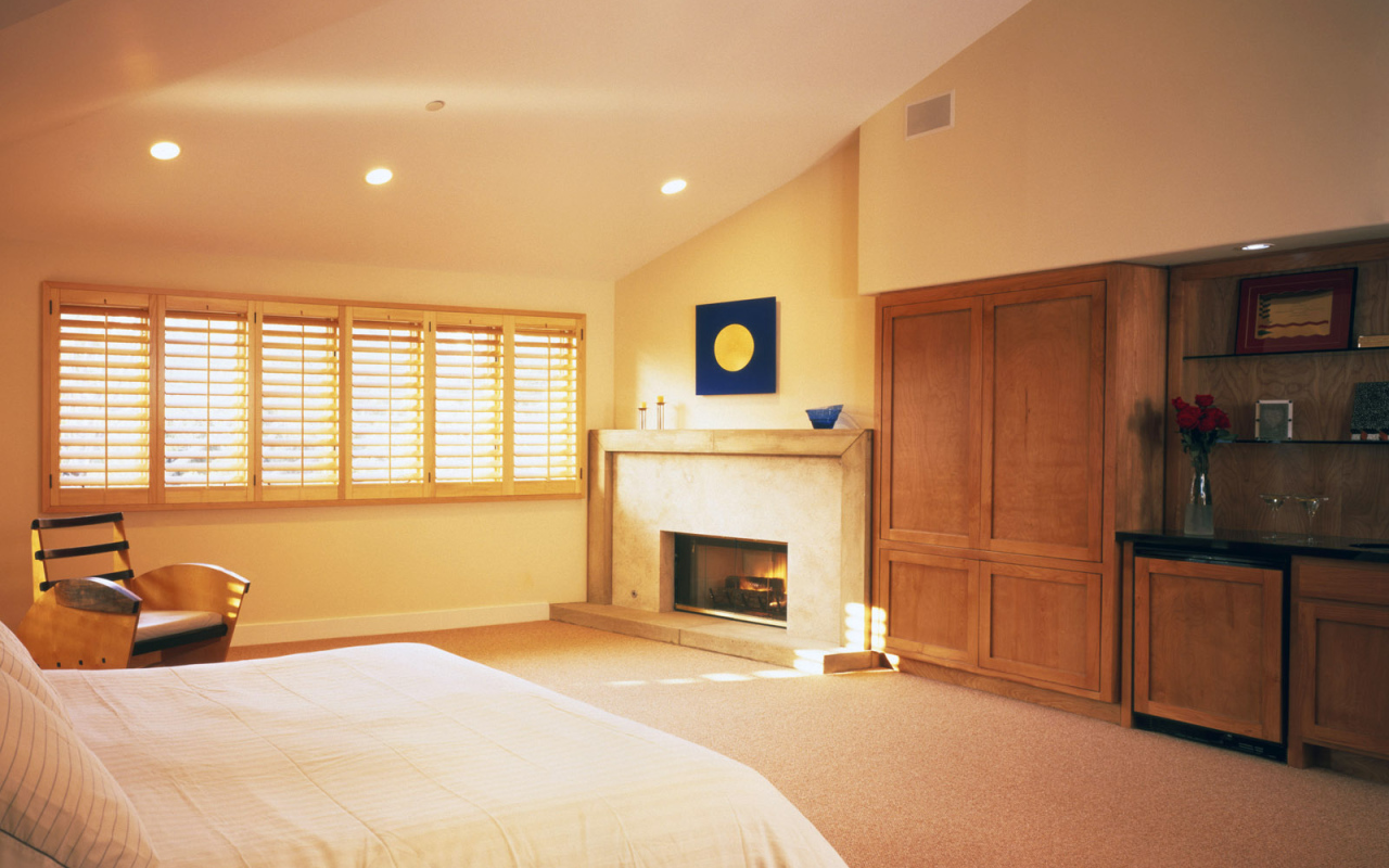 Просторная спальня с камином