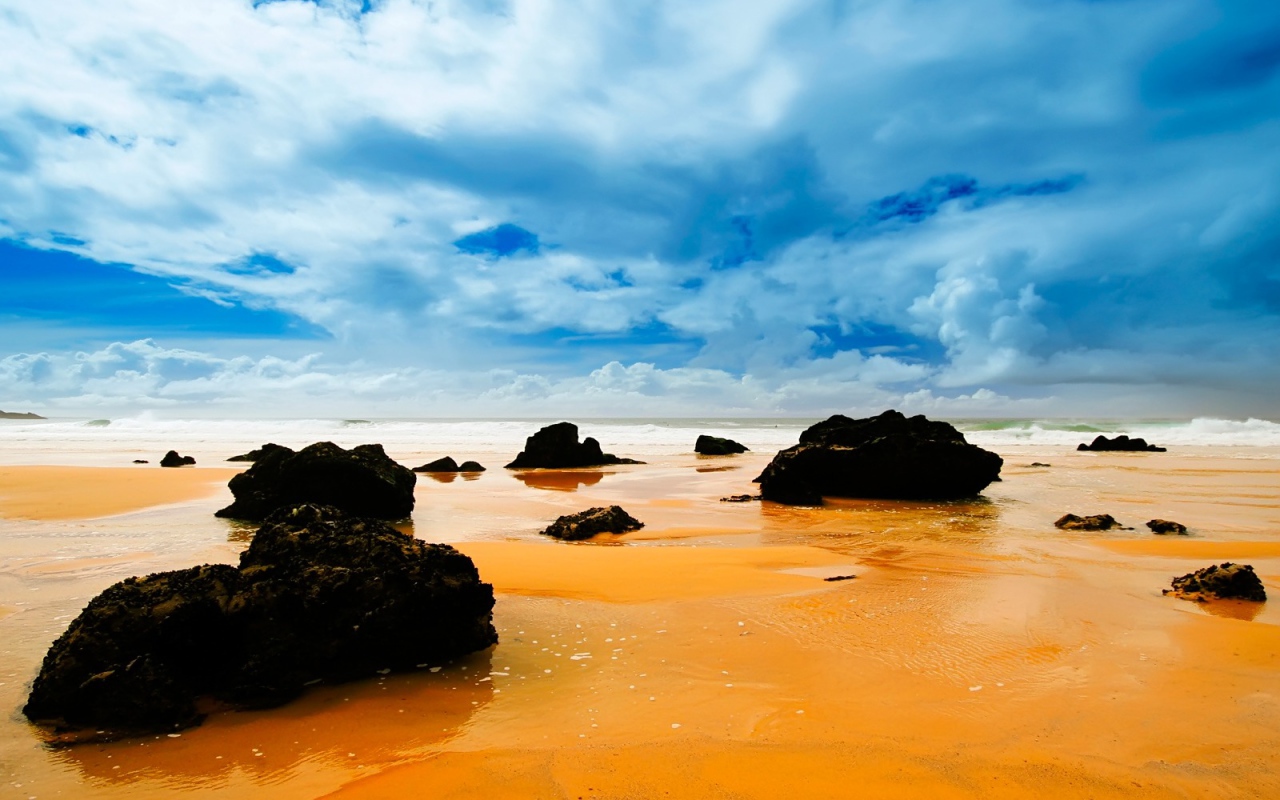 Камни на берегу