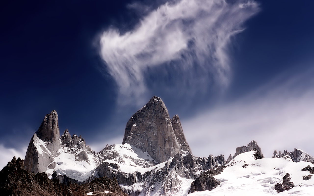 Скала и облака