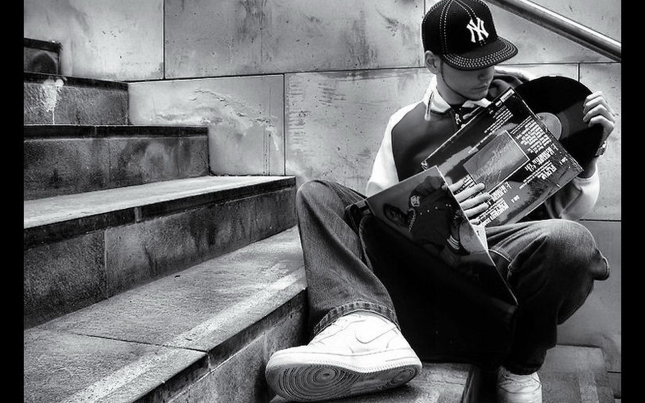 Парень с пластинкой