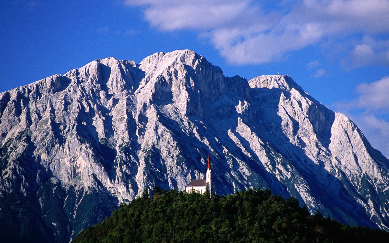 Церковь и гора Griesspitzen, Тироль