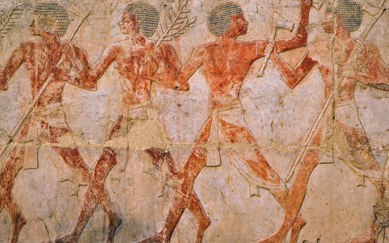 Древние фигуры в храме Карнак