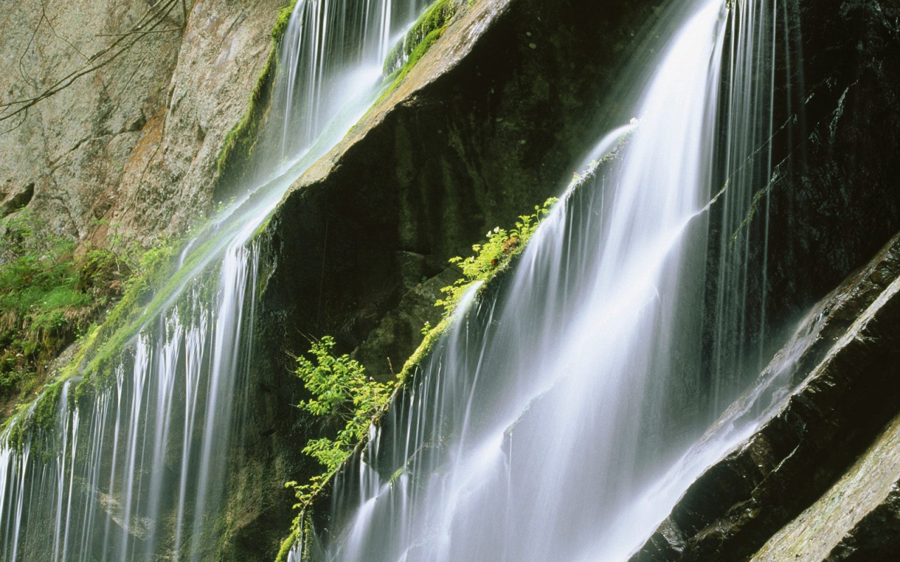 Льющаяся каскадом вода