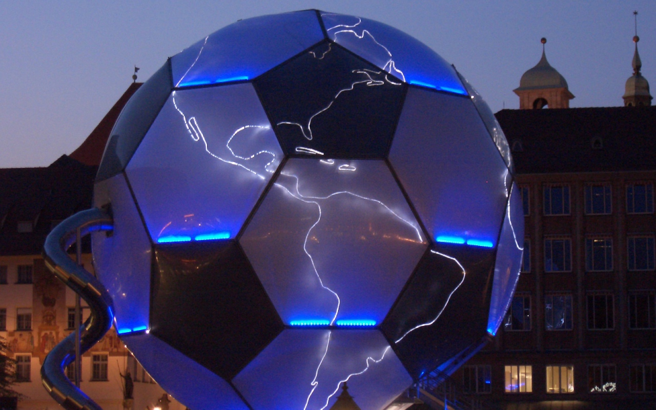 Глобус - футбольный мяч