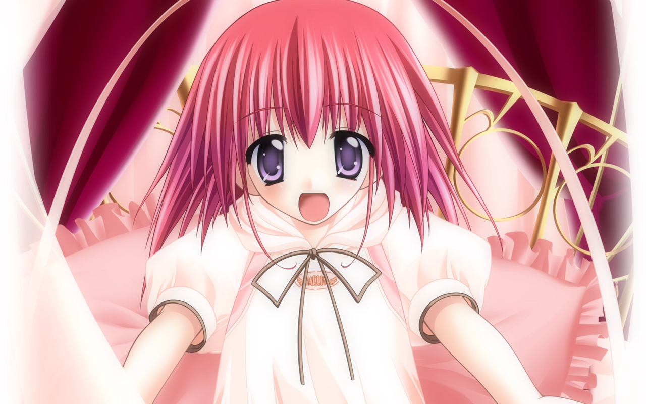 Маленькая девочка в кровати