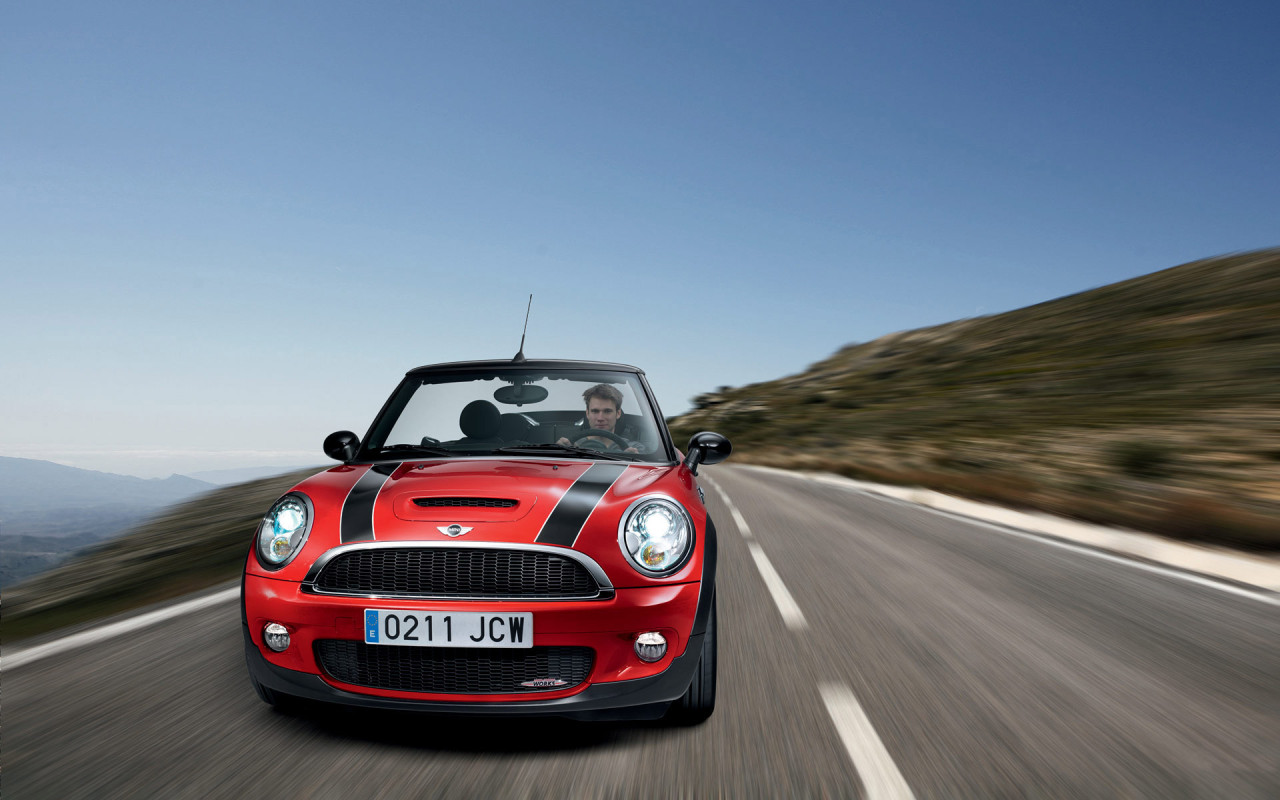 За рулем новенького Mini