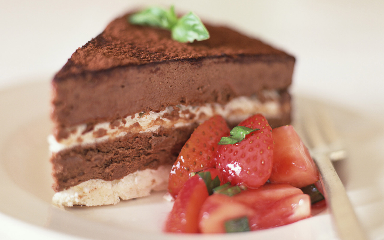 Кусочек торта с клубникой