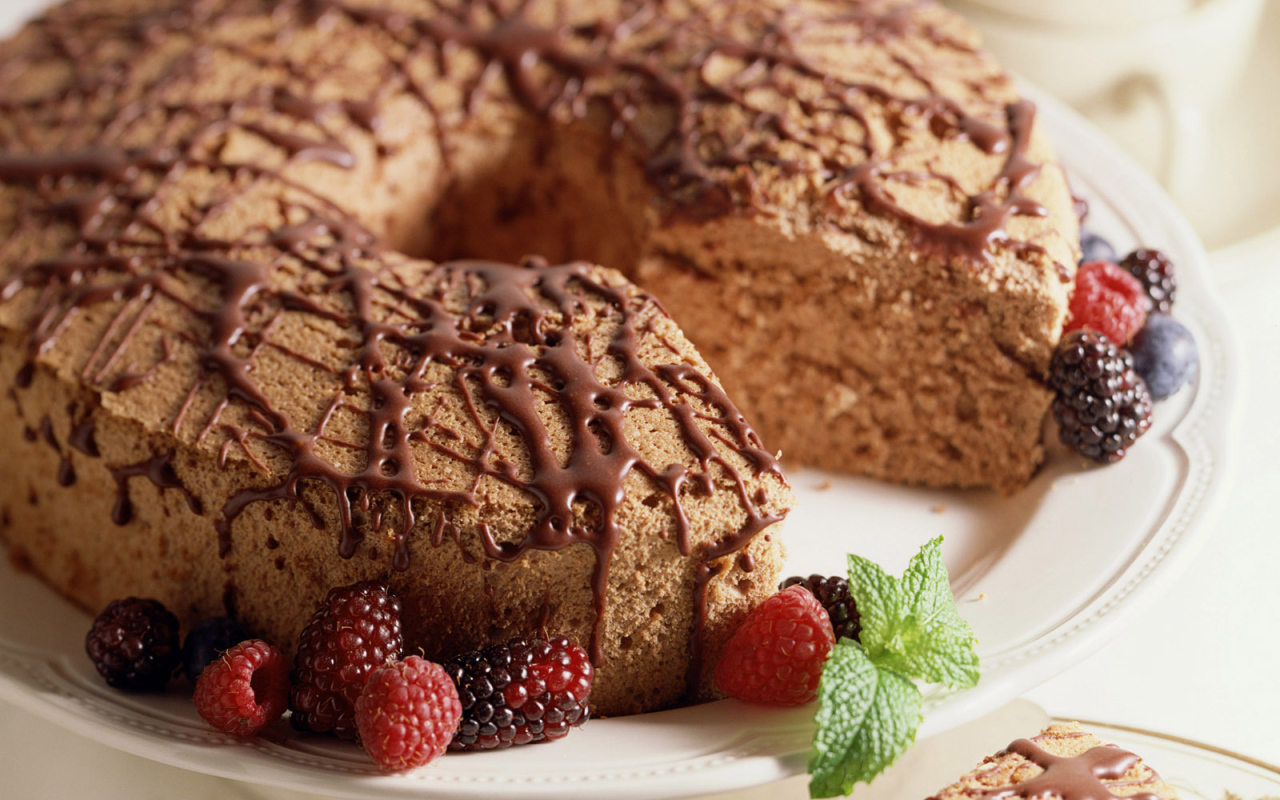 Шоколадный пирог и ягоды