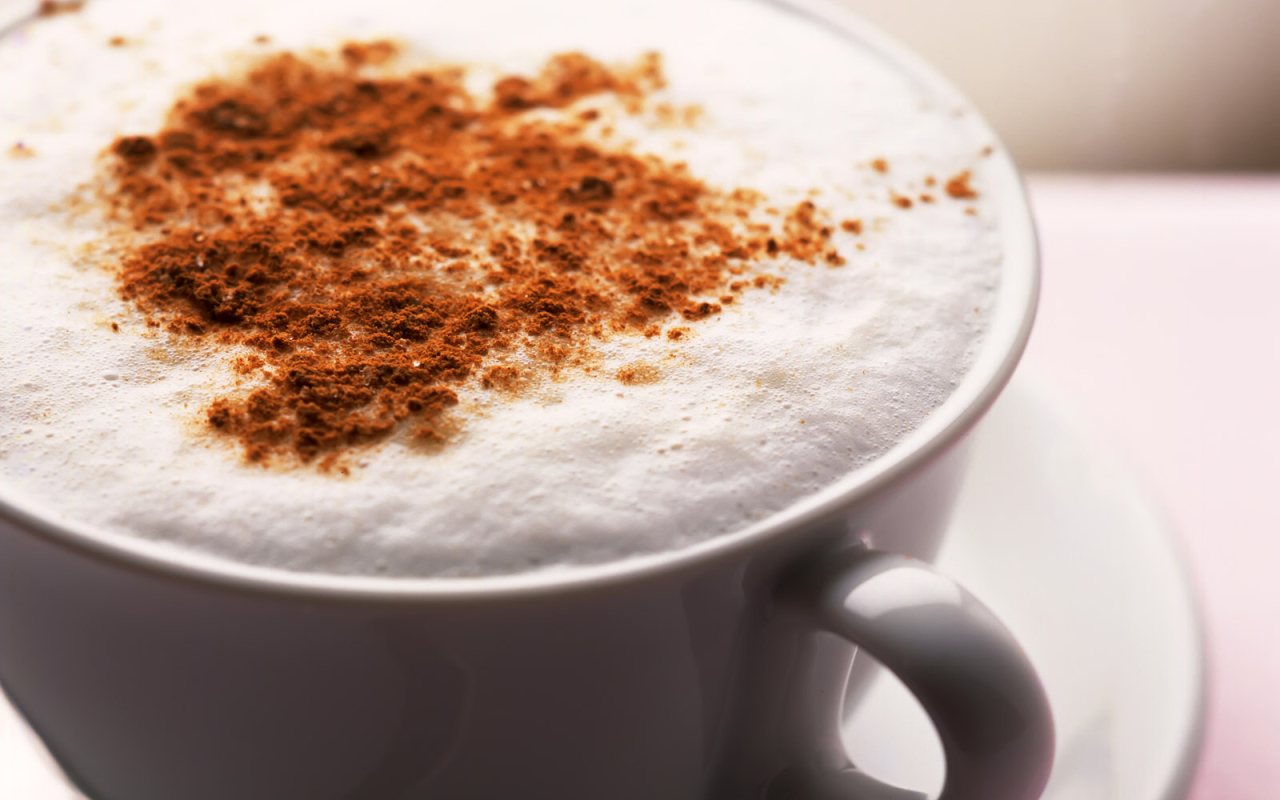 Чашка черного кофе с пенкой