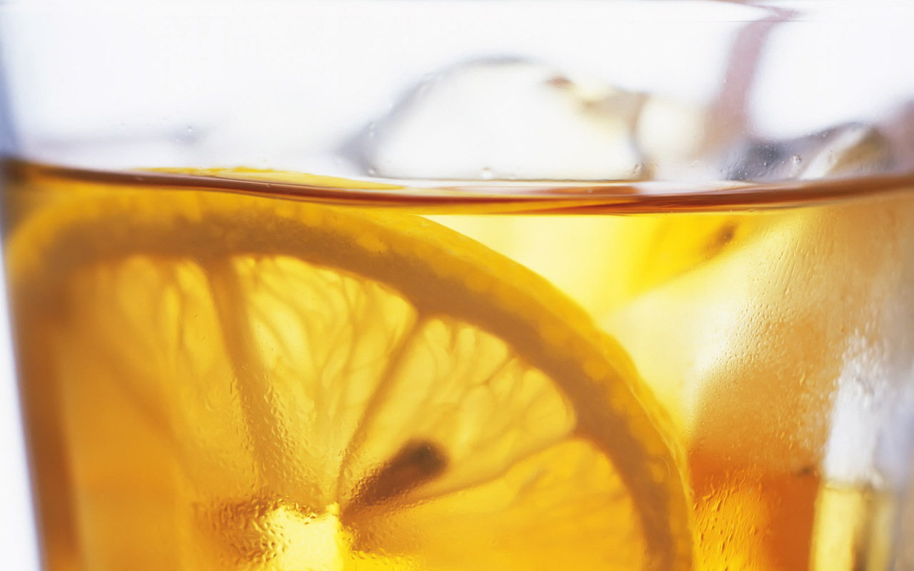 Холодный чай с лимоном