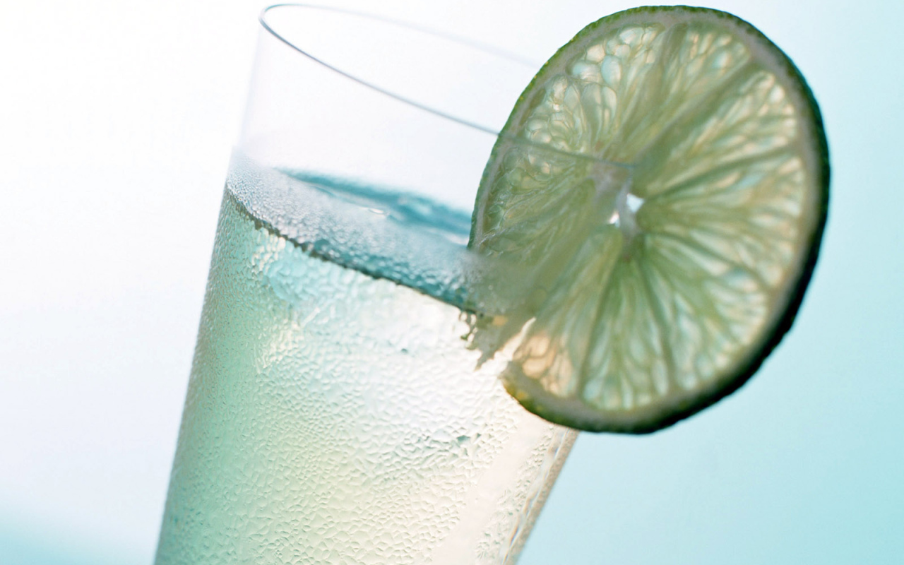 Прохладный напиток с лимоном