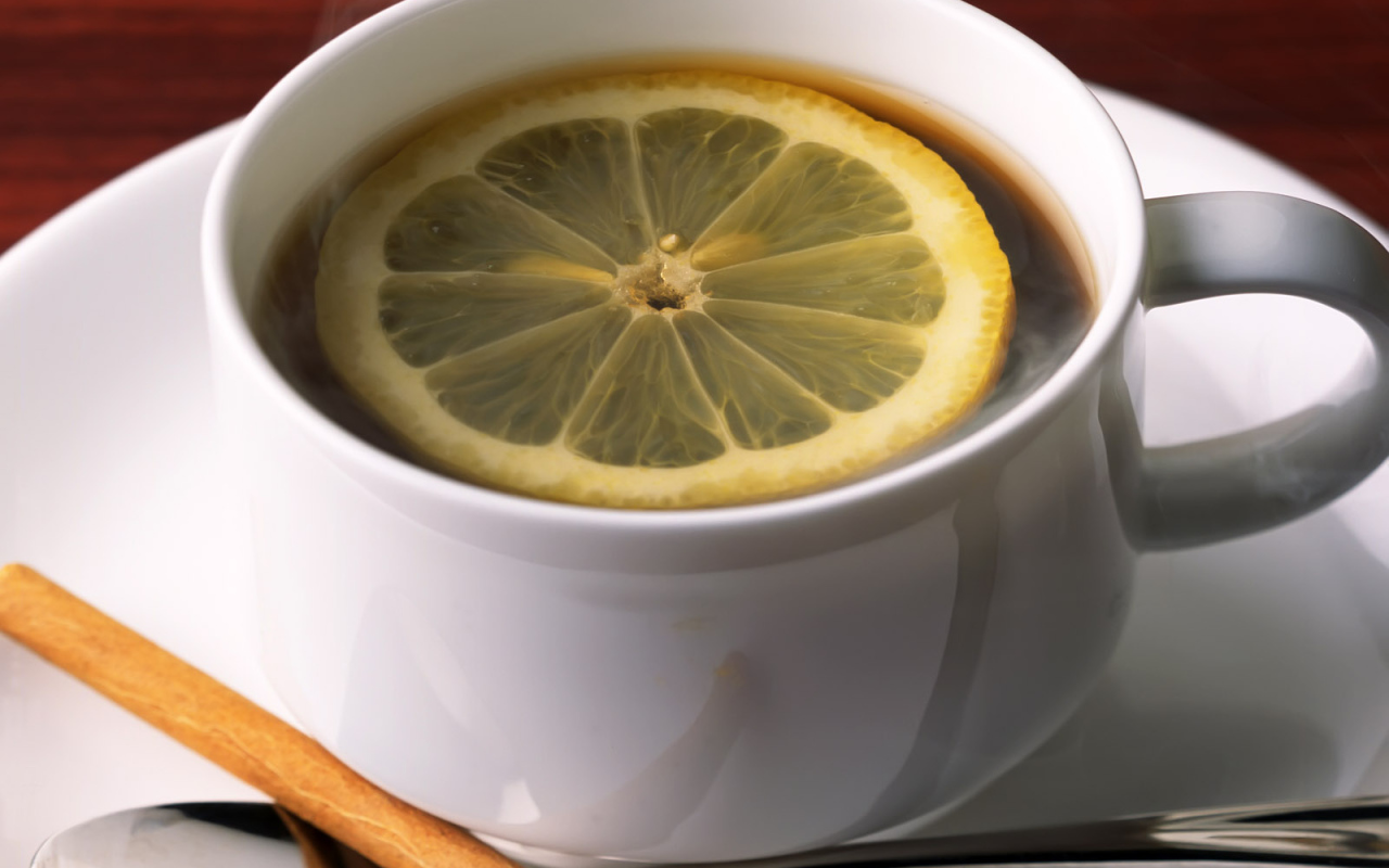 Кружка чая с лимоном