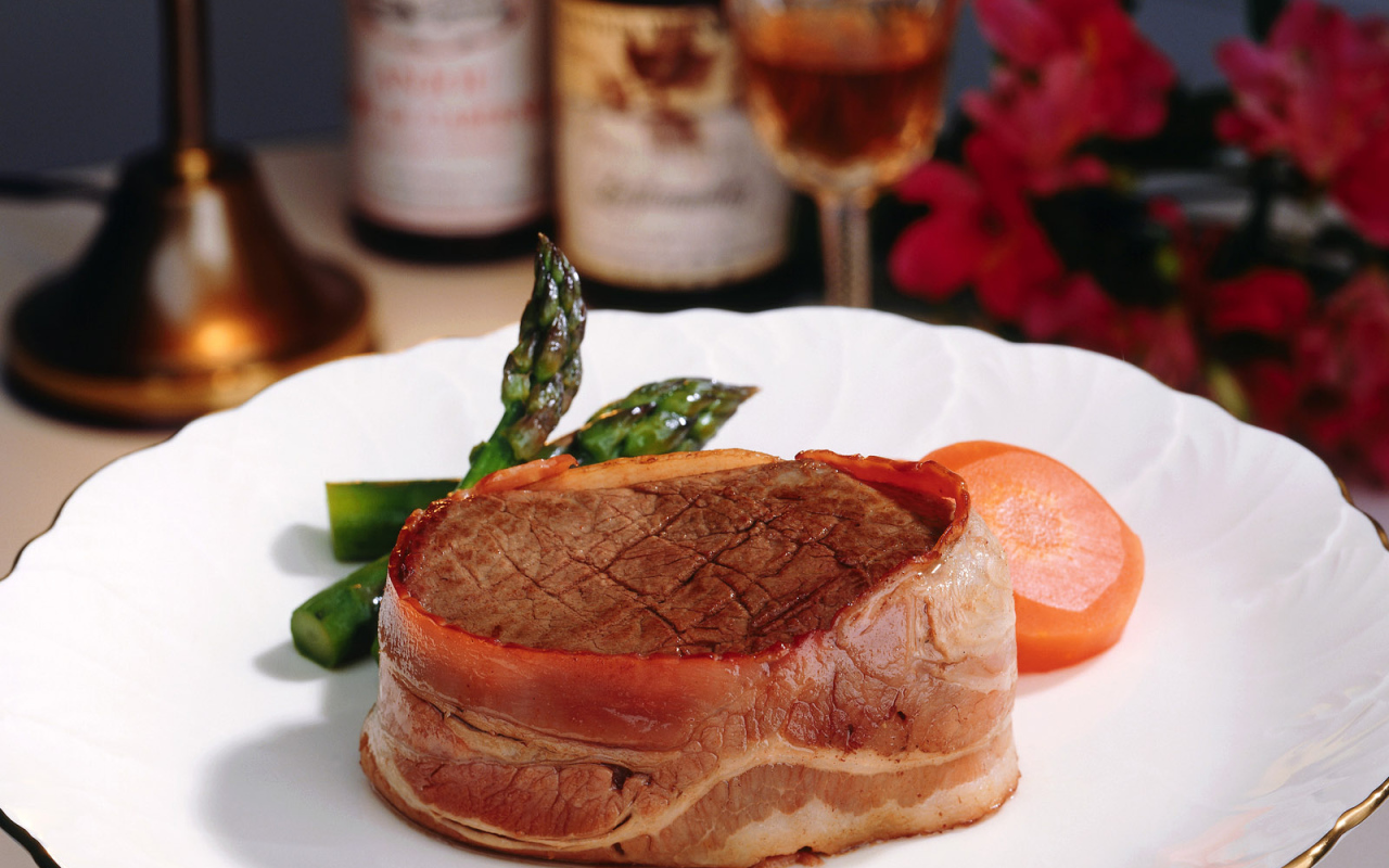 Большой кусочек жаренного мяса