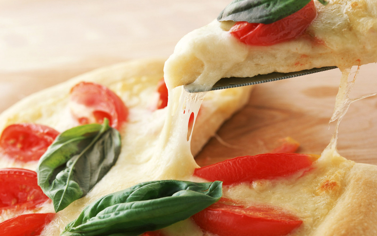 Пицца с кусочками помидора