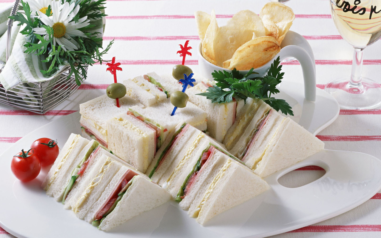 Сладкий пирог с начинкой из кусочков рыбы