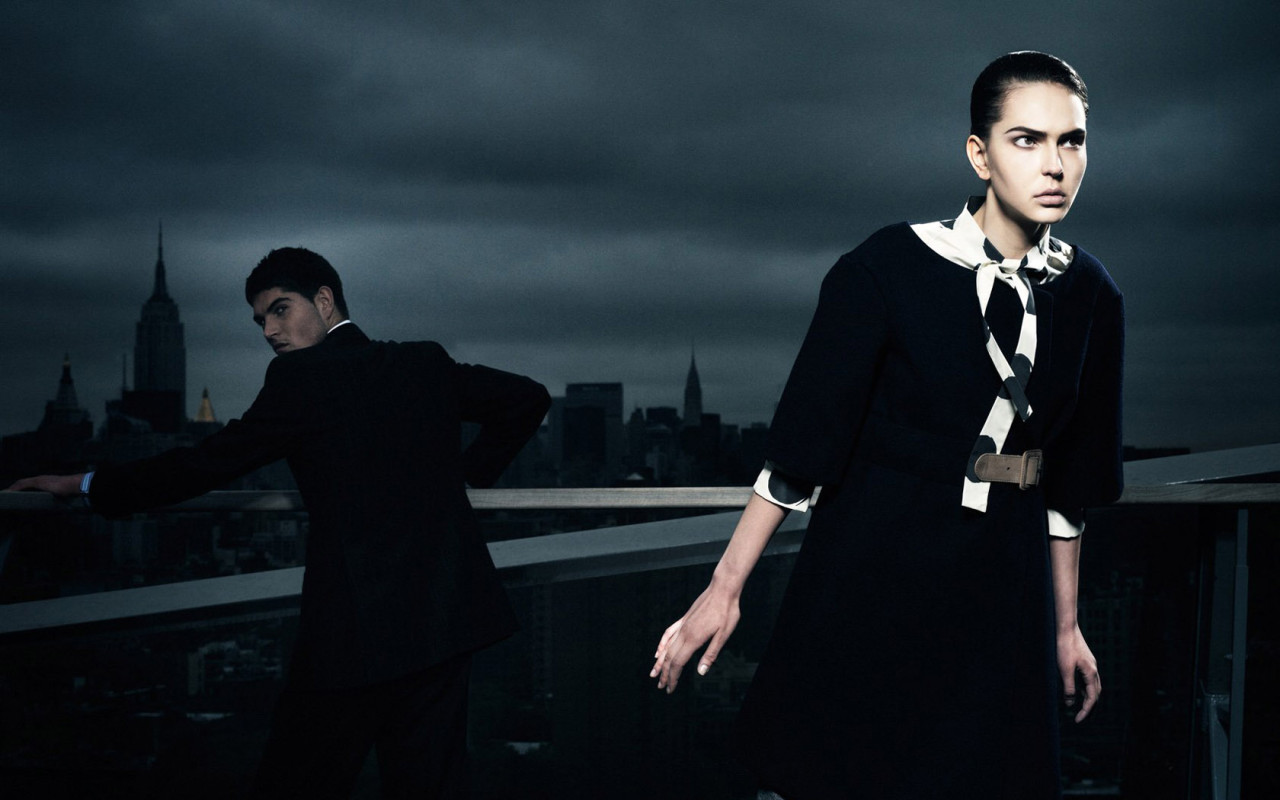 За нами следят