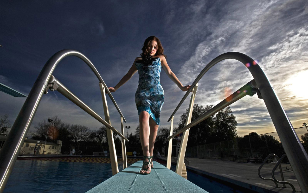 Красавица у бассейна