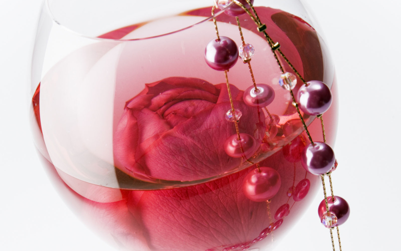 Роза в бокале на 8 марта