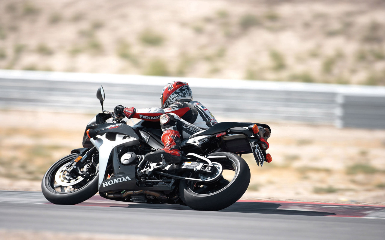 Пилот спортивного мотоцикла