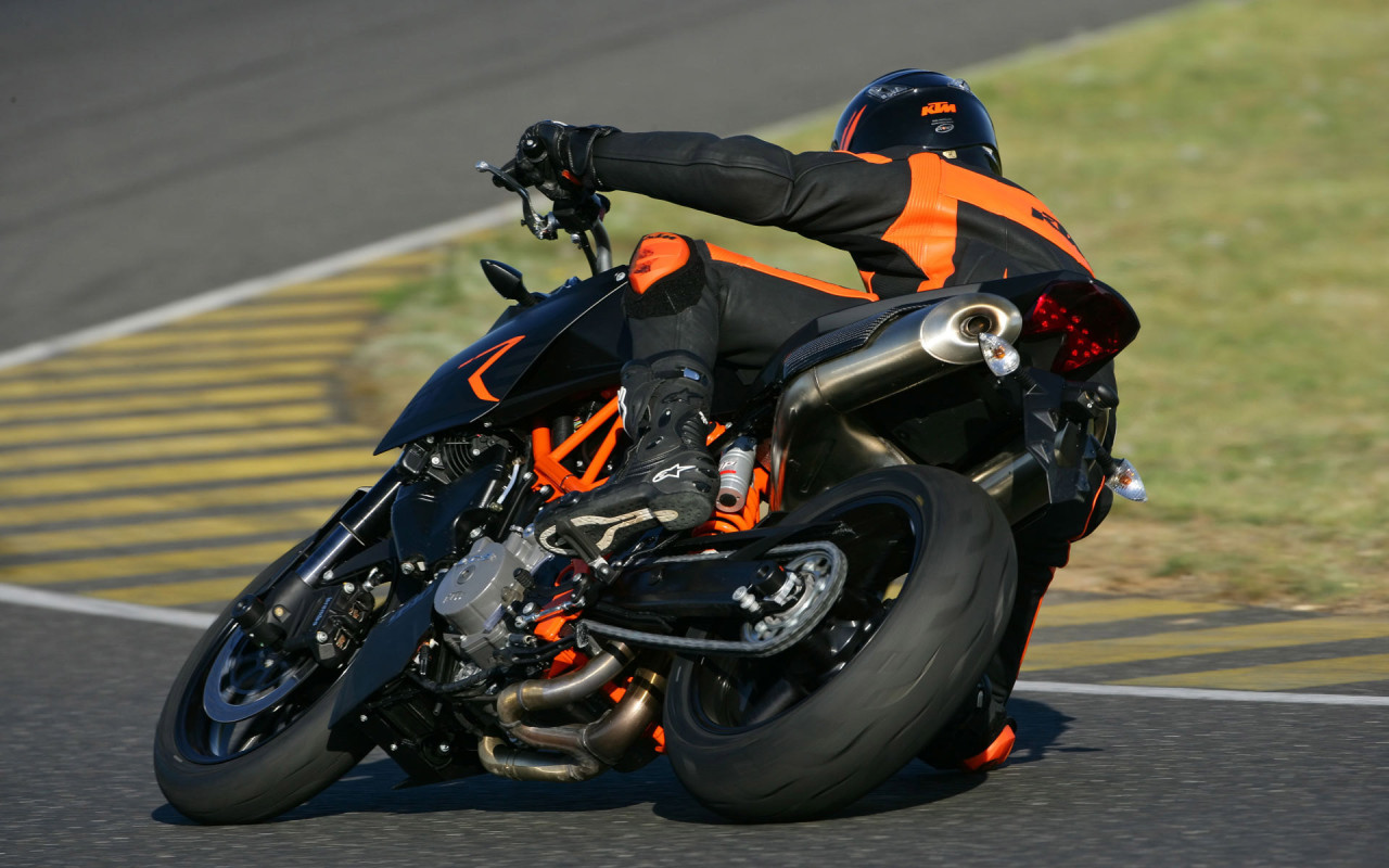 Гонщик на мотоцикле