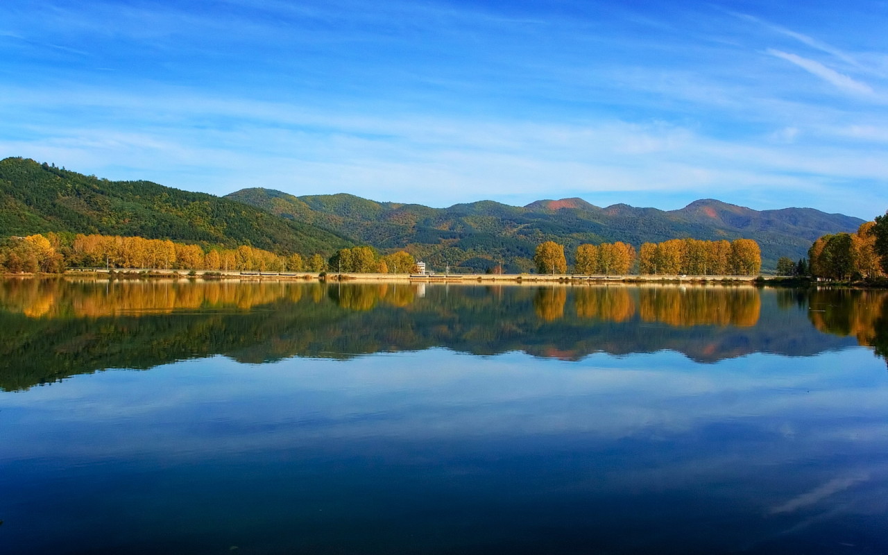 Спокойное озеро