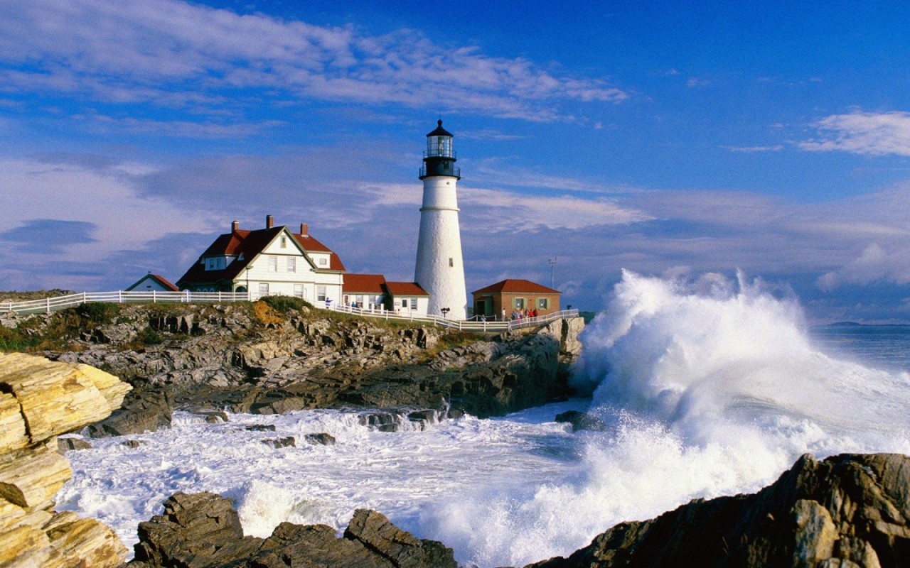 волны у маяка