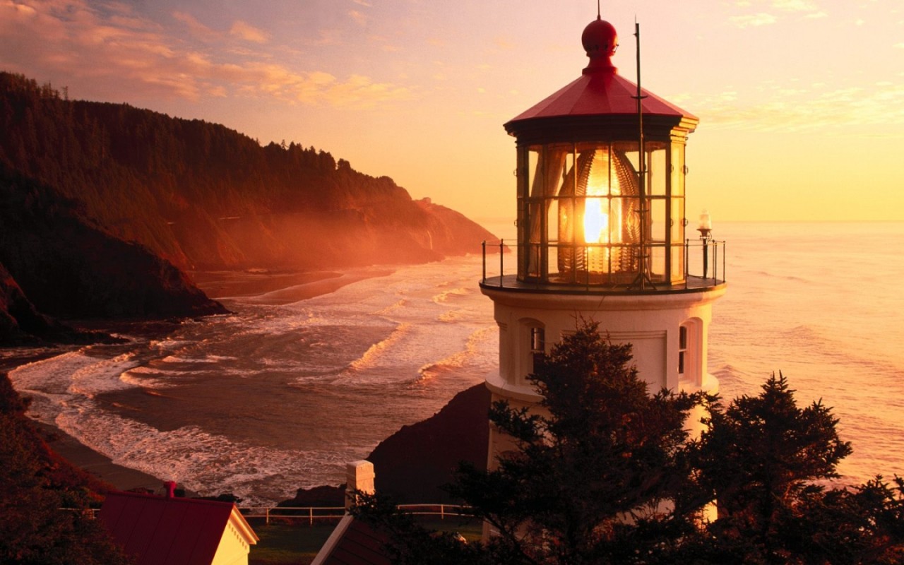 Свет маяка на закате