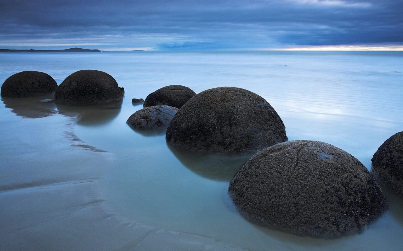 Круглые камни на берегу