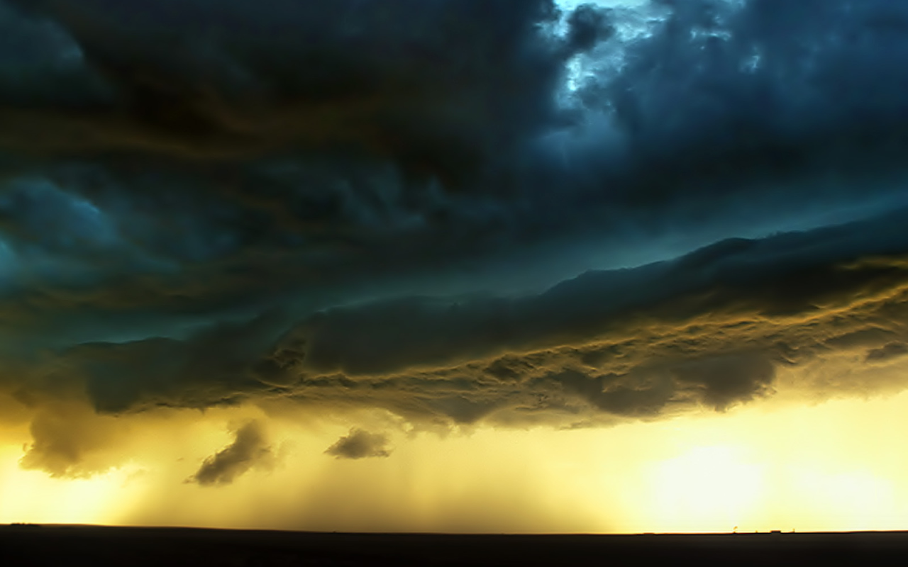 Грозовые тучи на закате