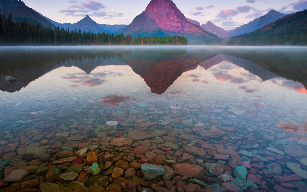 Кристально чистое горное озеро