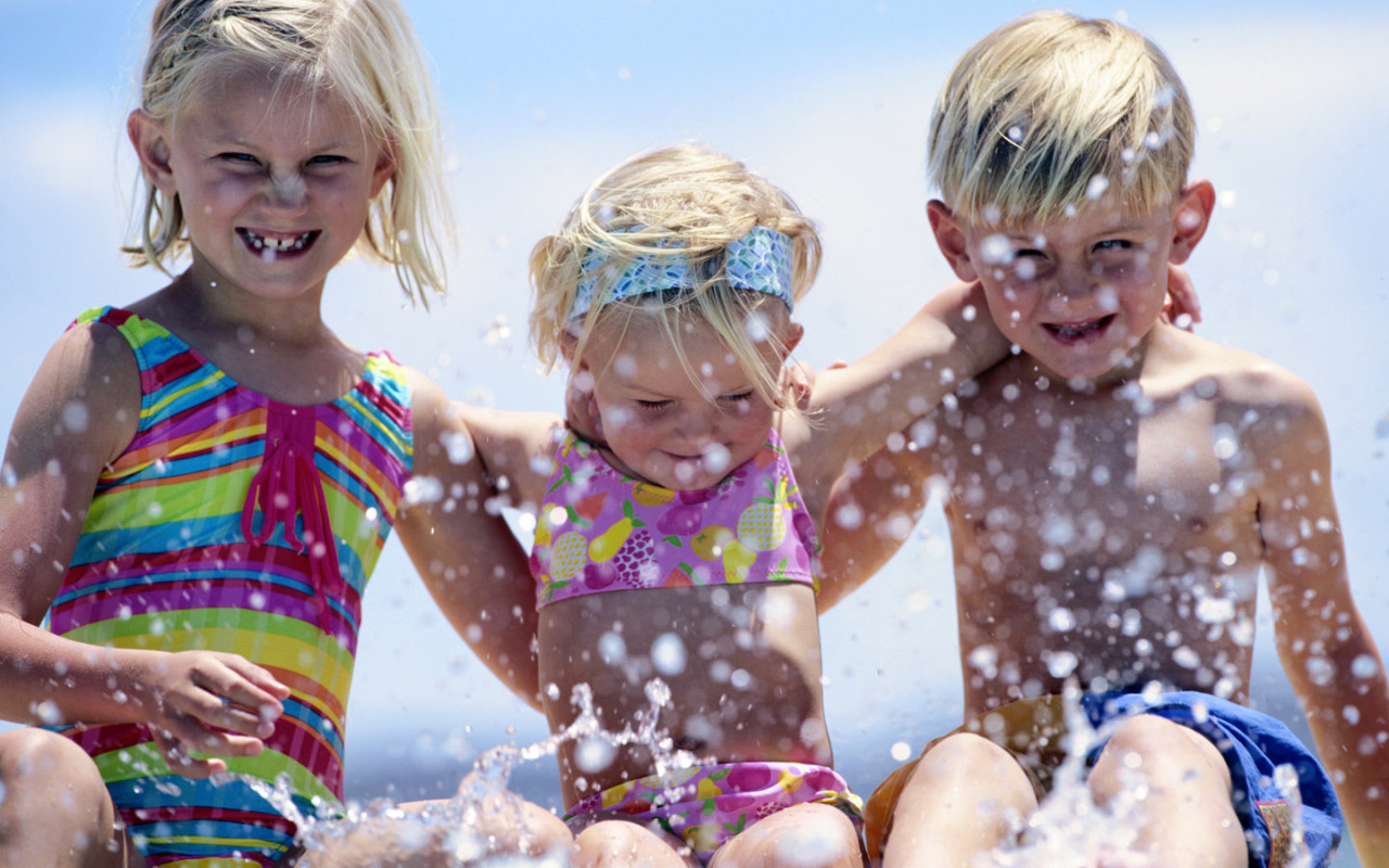 Девочки и мальчик