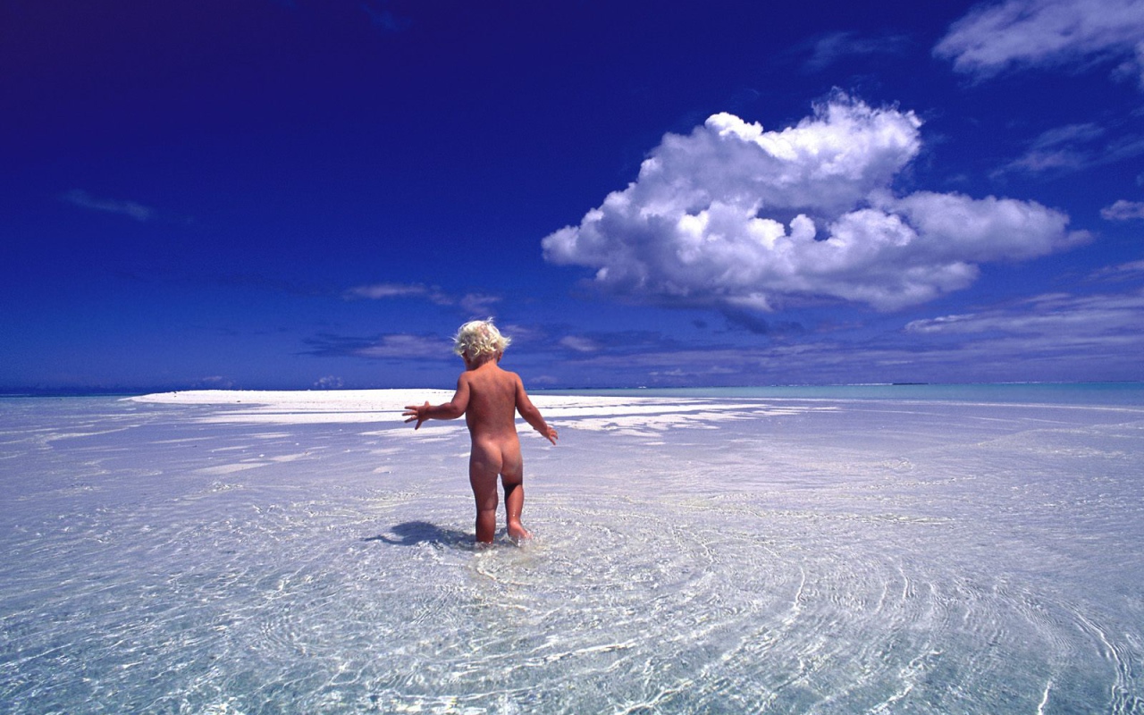 малыш на пляже