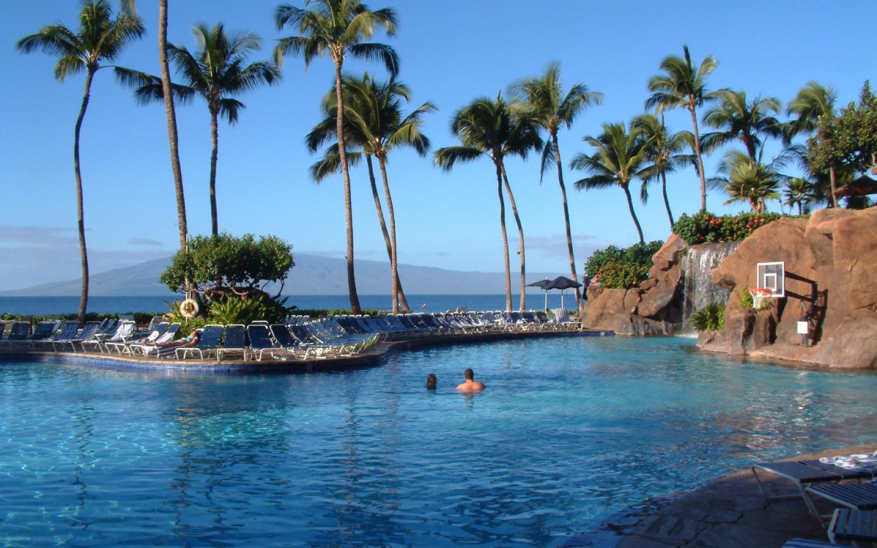 Бассейн у отеля