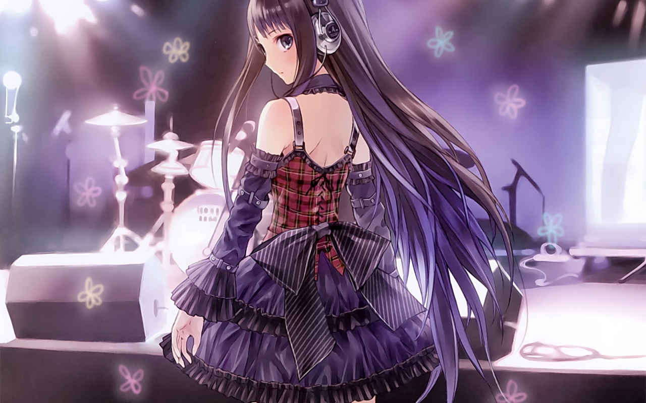 В наушниках