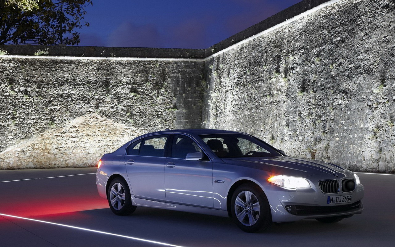 БМВ 5 серии окруженный стеной