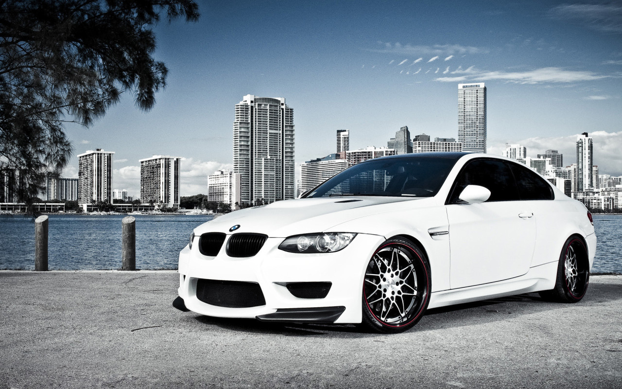 белый БМВ М3