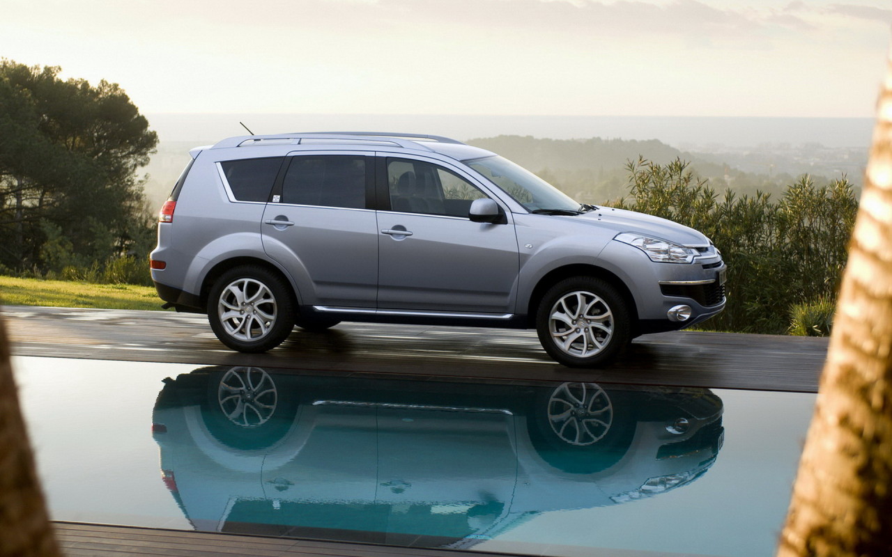 Ситроен С Кроссер возле бассейна