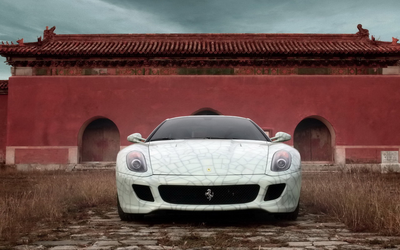 Феррари 599 Китай возле стены