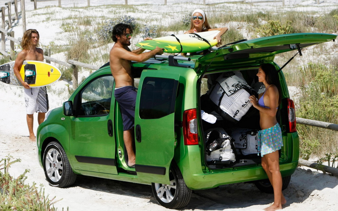 Фиат Фиорино рызграужаясь на пляже