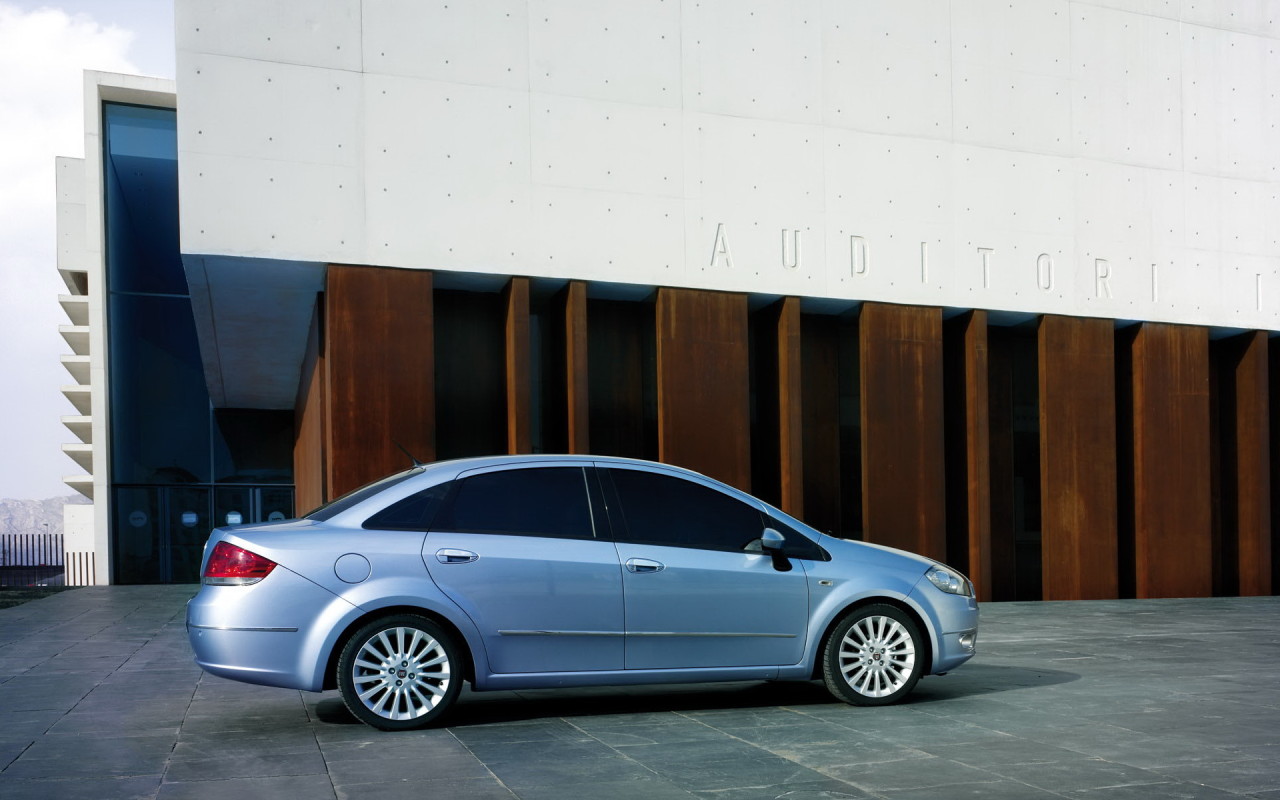 Фиат Линеа голубого цвета