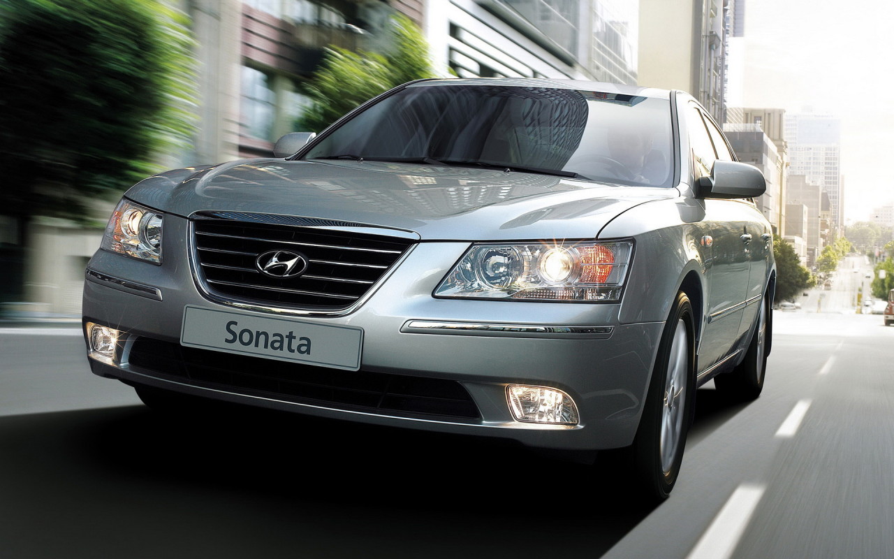 Хендай Соната 5 серии в движении
