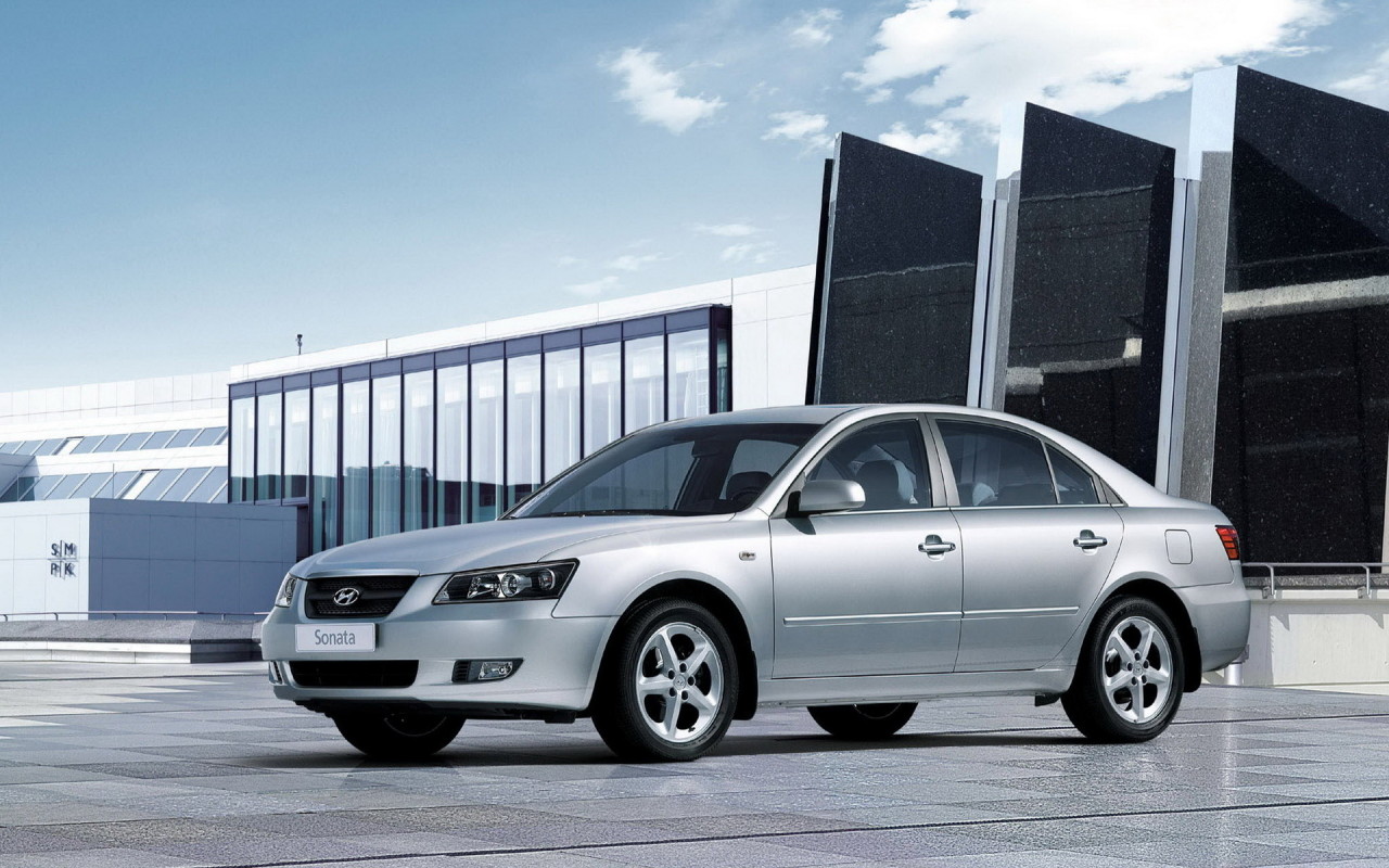 Хендай Соната на паркинге