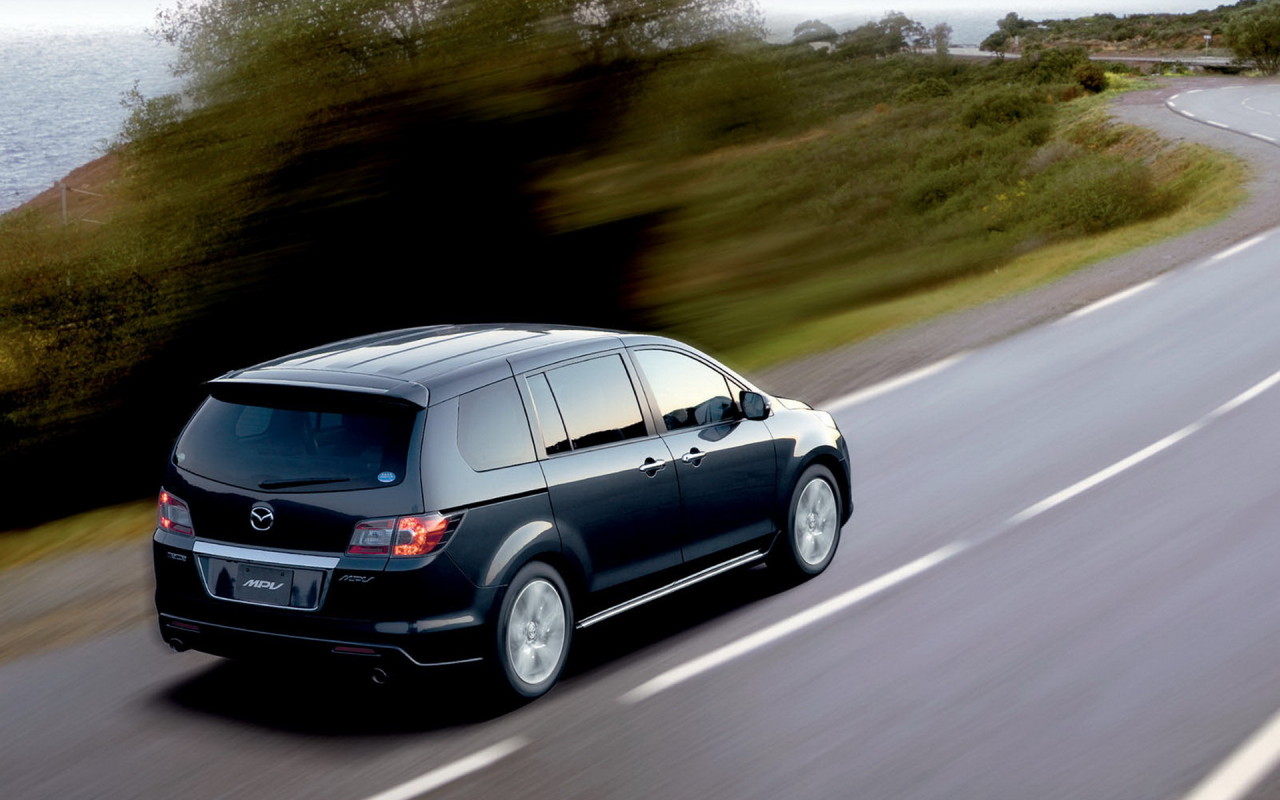 Мазда MПВ движение вперед