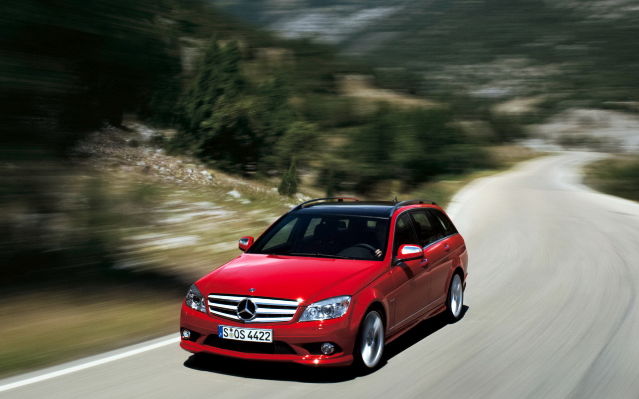 Mercedes Benz C 350 Estate на вьющейся дороге