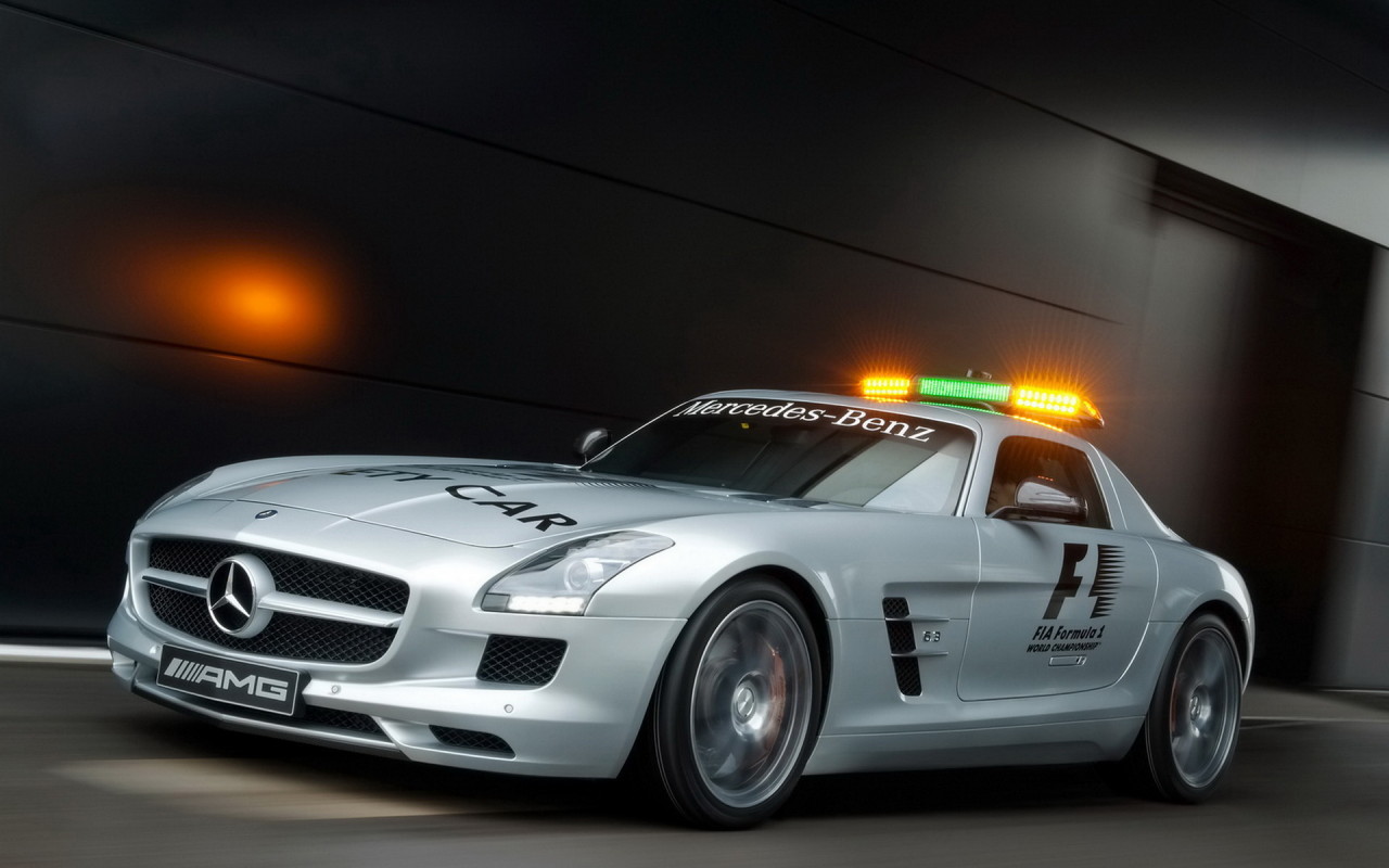 Mercedes Benz SLS AMG F1 выезжая с паркинга