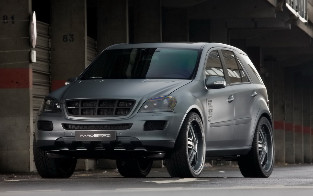 Мерседес Бенц МЛ 500 Ураниум в тени здания