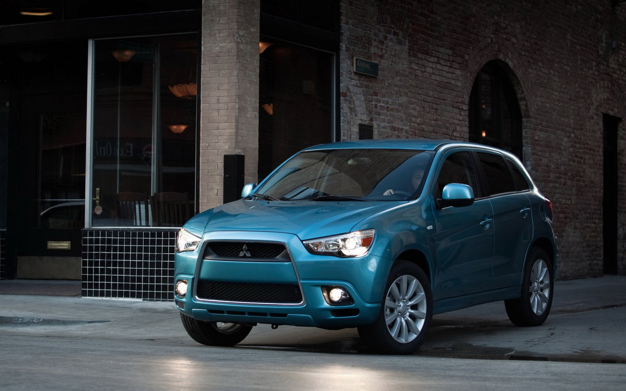 Митсубиши CUV выезжая на улицу