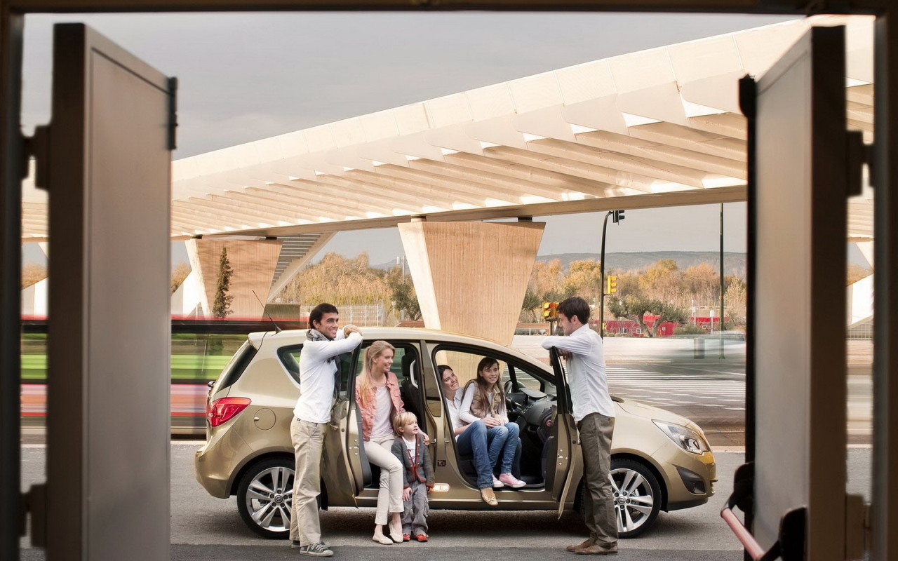 Опель Мерива открывая все двери