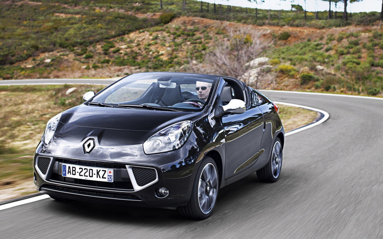 Renault Wind наслождаясь дорогой