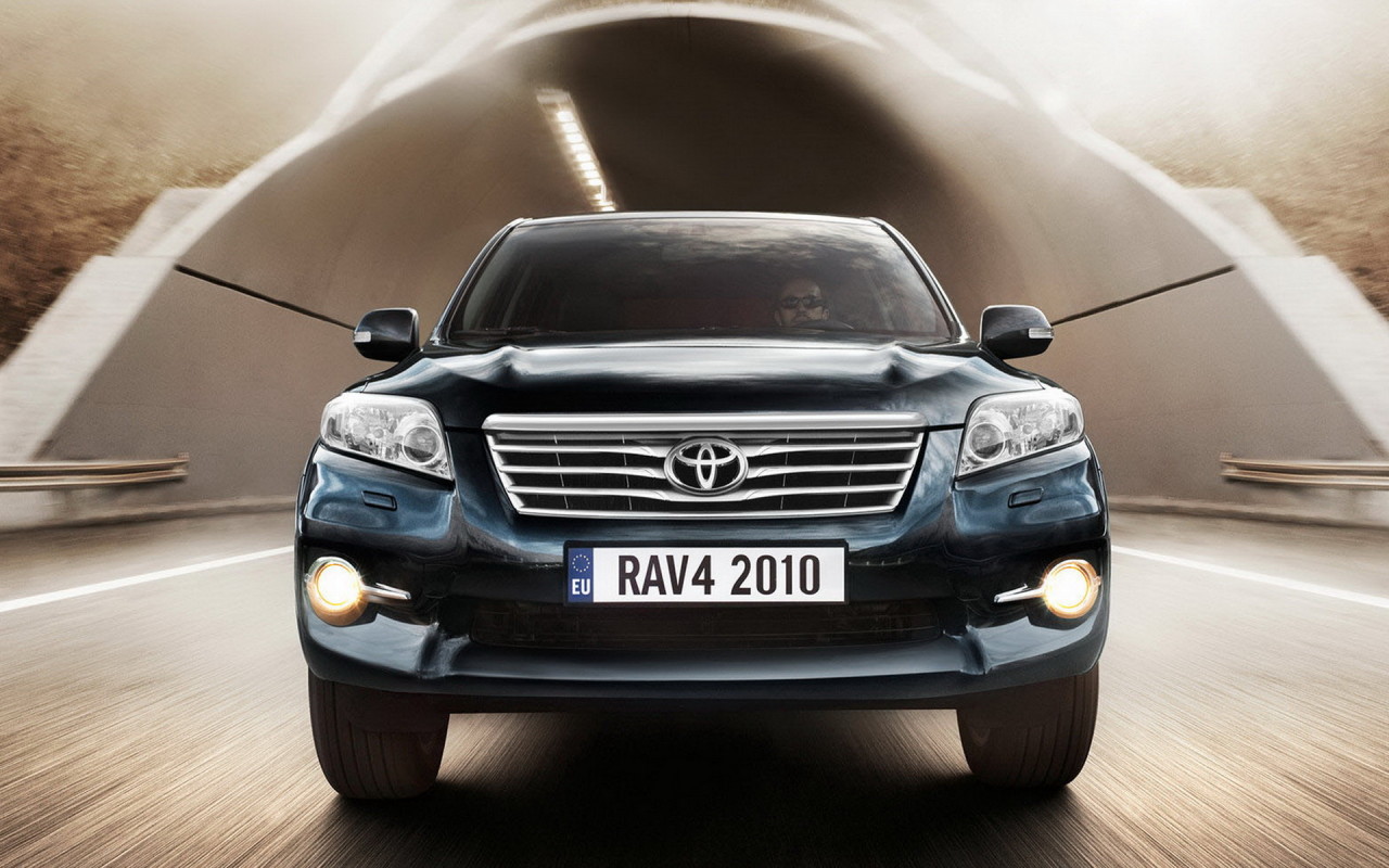 Тойота РАВ 4 выезжая из туннеля